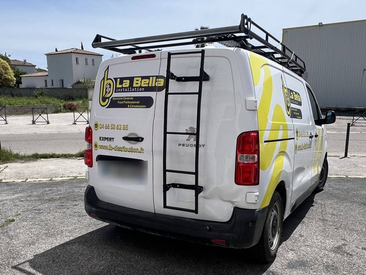 Marquage d'un utilitaire aux couleurs de La Bella Installation : logo, coordonnées et motifs jaunes en adhésif